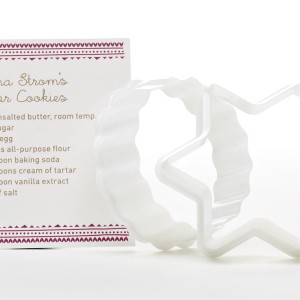 Make your own delicious holiday sugar cookies with this recipe card and cookie cutter set.
